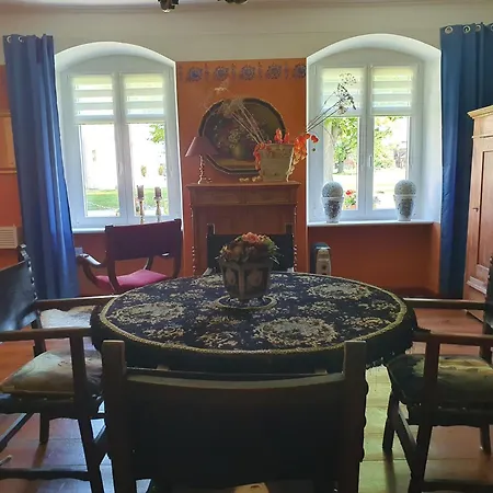 Gesindehaus Am Schloss Kummerower Apartment