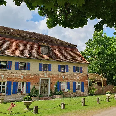 Apartment Gesindehaus Am Schloss Kummerower